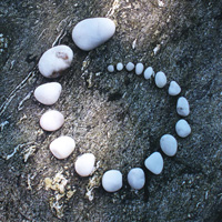 image_Steine4 Spiralförmig ausgelegte Kieselsteine